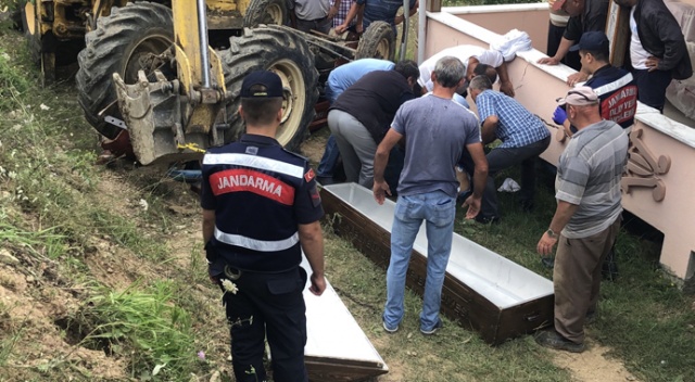 Devrilen traktörün altında kalan adam hayatını kaybetti Devrilen traktörün altında kalan adam hayatını kaybetti