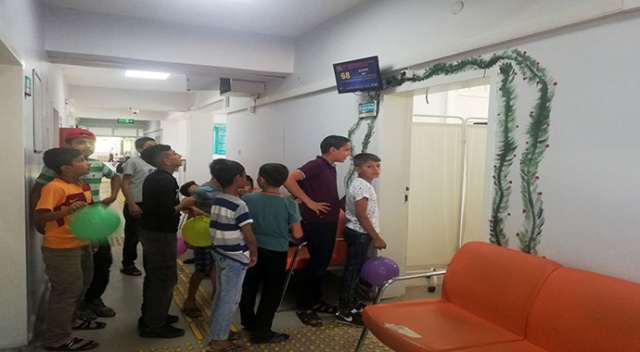 Doktorun uygulaması, hasta olmayan çocukları hekimin kapısında sıraya soktu Doktorun uygulaması, hasta olmayan çocukları hekimin kapısında sıraya soktu
