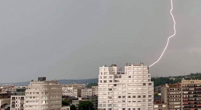 Dün 40 dereceyle kavrulan Belçika, bugün doluya teslim oldu Dün 40 dereceyle kavrulan Belçika, bugün doluya teslim oldu