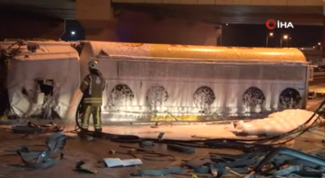 E-5’te akaryakıt tankeri yola devrildi, trafik durdu E-5’te akaryakıt tankeri yola devrildi, trafik durdu