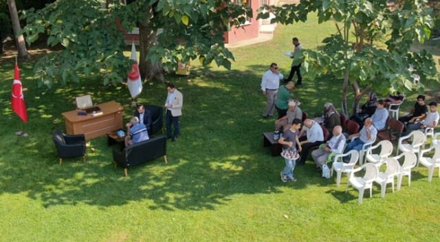 En şeffaf başkan! Makam odasını belediye bahçesine taşıdı