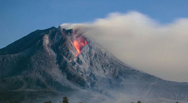 Endonezya'da yanardağ patlaması