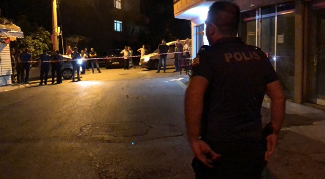 Eski ortağını kıraathane önünde silahla yaraladı Eski ortağını kıraathane önünde silahla yaraladı