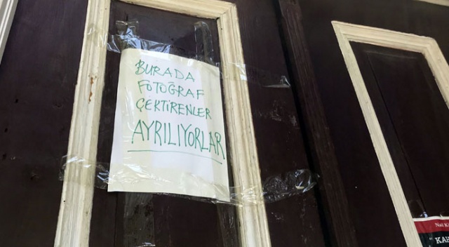 Evinin önünde fotoğraf çektiren gelin-damatlar ev sahibini canından bezdirdi Evinin önünde fotoğraf çektiren gelin-damatlar ev sahibini canından bezdirdi