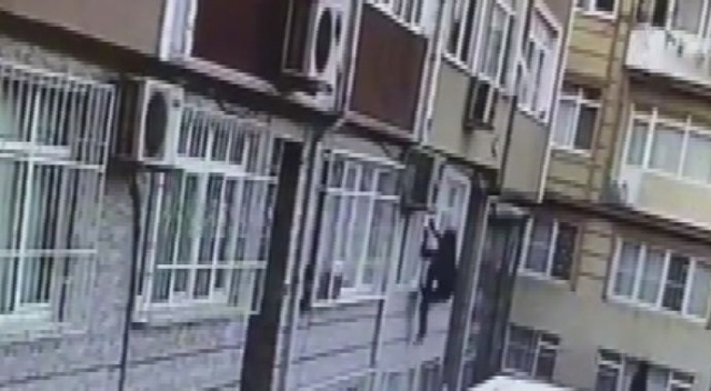 Fatih'te evin penceresinden giren hırsız kamerada