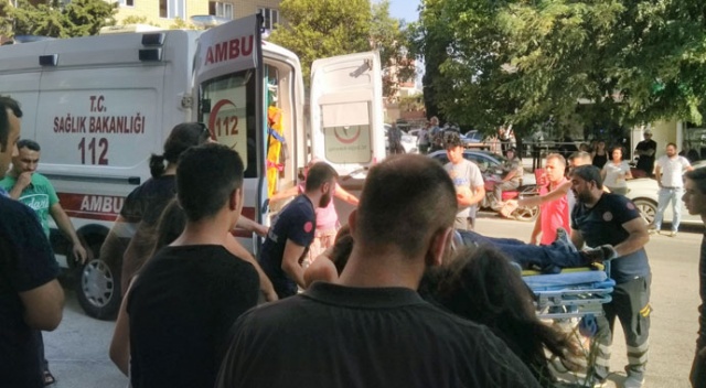 Feci kaza... Otomobil kaldırımdaki kadını ezdi
