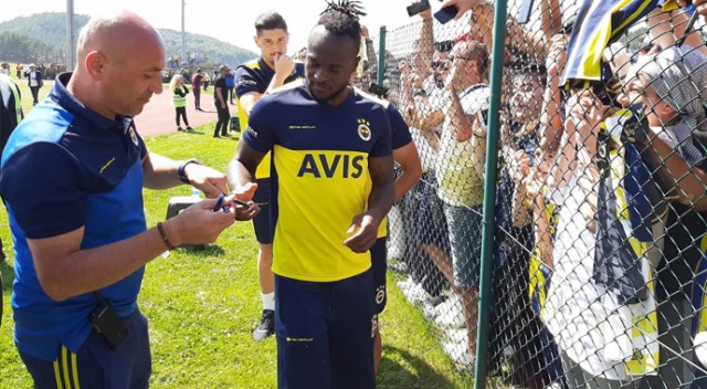 Fenerbahçeli futbolcular taraftarla bir araya geldi Fenerbahçeli futbolcular taraftarla bir araya geldi