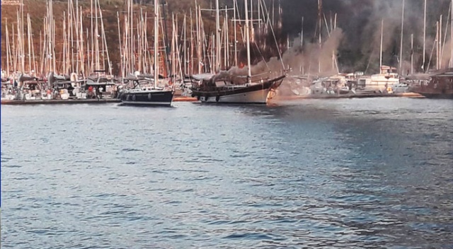 Fethiye&#039;de ABD bayraklı gulet alev alev yandı