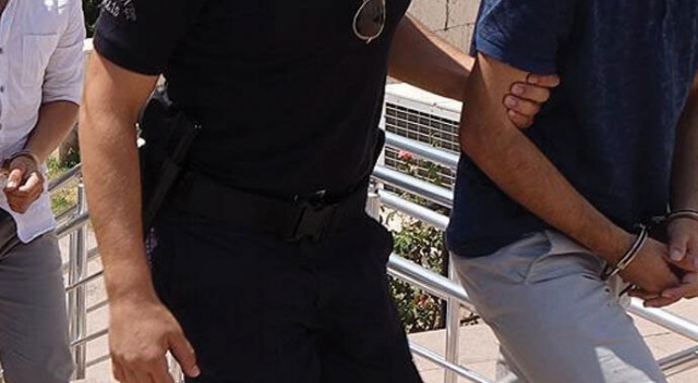 FETÖ'cü eski üsteğmenler ve polis müdürü Yunanistan'a kaçarken yakalandı FETÖ'cü eski üsteğmenler ve polis müdürü Yunanistan'a kaçarken yakalandı