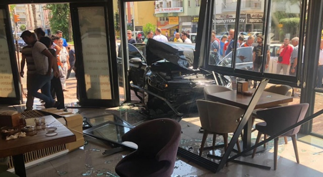 Fırına dalan otomobilin altında kalmaktan kılpayı kurtuldular Fırına dalan otomobilin altında kalmaktan kılpayı kurtuldular
