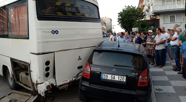 Freni boşalan minibüs park halindeki otomobile çarptı: 1 yaralı