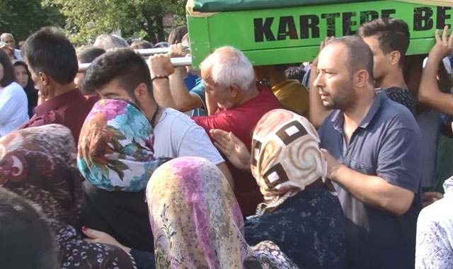 Gölde boğulan oğlunu son yolculuğuna gözyaşlarıyla uğurladı: Kuzum nereye gidiyorsun