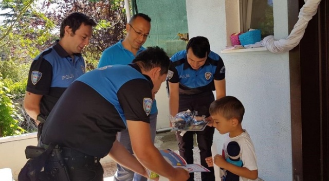 Günlerdir yüzü silinen polis bebeğine ağlıyordu polis amcaları onu bebeksiz bırakmadı