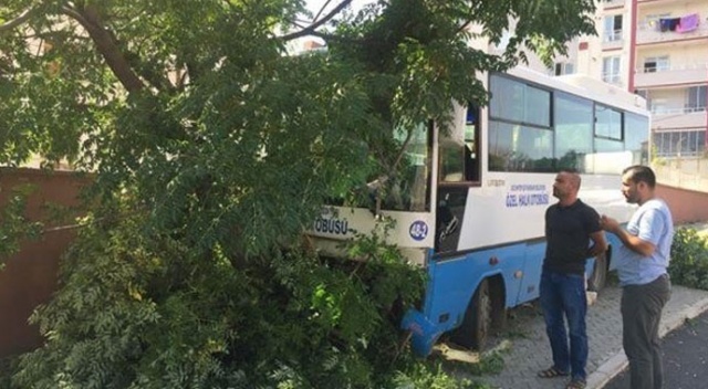 Halk otobüsü kaldırıma çıktı! Faciadan dönüldü Halk otobüsü kaldırıma çıktı! Faciadan dönüldü