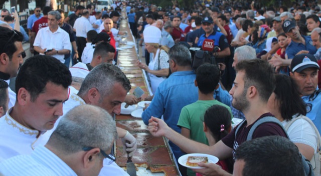 Hatay’ın anavatana katılışının 80. yılında 80 metrelik künefe yapıldı Hatay’ın anavatana katılışının 80. yılında 80 metrelik künefe yapıldı