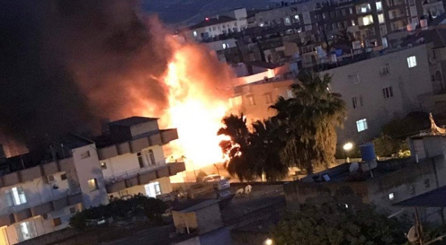 Hatay Valiliği: "Reyhanlı'daki yangında 3 kişi yaralandı, 10 kişi dumandan zehirlendi" Hatay Valiliği: "Reyhanlı'daki yangında 3 kişi yaralandı, 10 kişi dumandan zehirlendi"