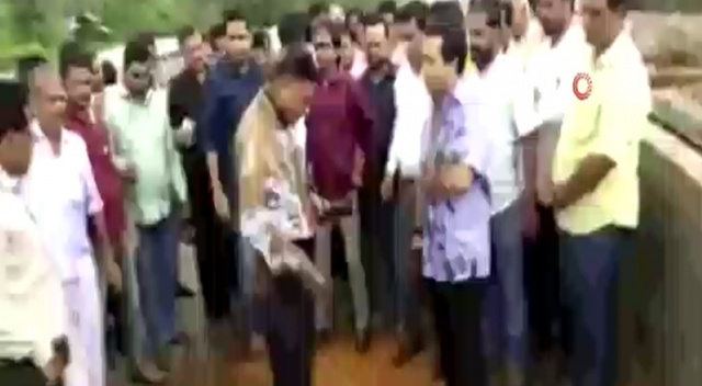 Hintli vekil mühendisin başından aşağı çamur boşalttı Hintli vekil mühendisin başından aşağı çamur boşalttı