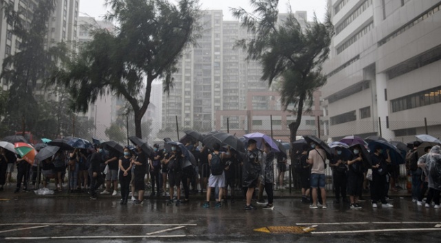 Hong Kong’da 44 protestocu hakim karşısında Hong Kong’da 44 protestocu hakim karşısında