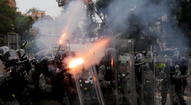 Hong Kong'da protestolara göz yaşartıcı gazla müdahale