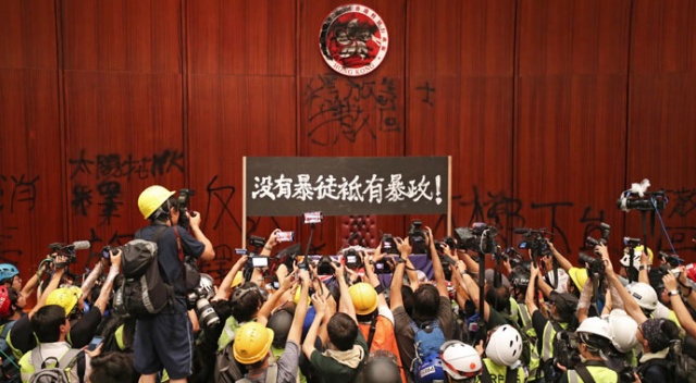 Hong Kong yönetiminden Meclisi basan protestoculara kınama