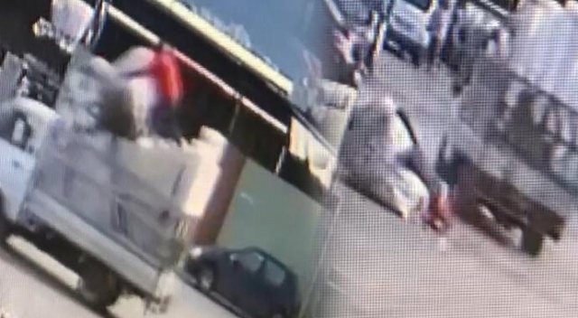 Hurda yüklü kamyonetin kasasından kafa üstü düştü