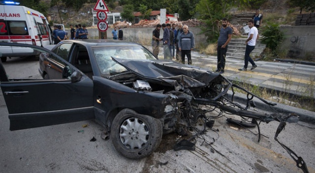 Hurdaya dönen araçtan burnu bile kanamadan çıktı
