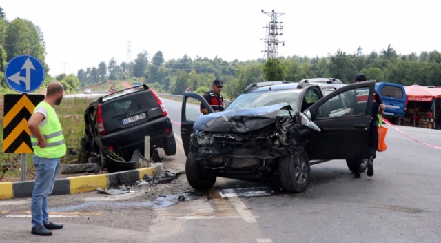 İki otomobil kavşakta çarpıştı: 5 yaralı İki otomobil kavşakta çarpıştı: 5 yaralı