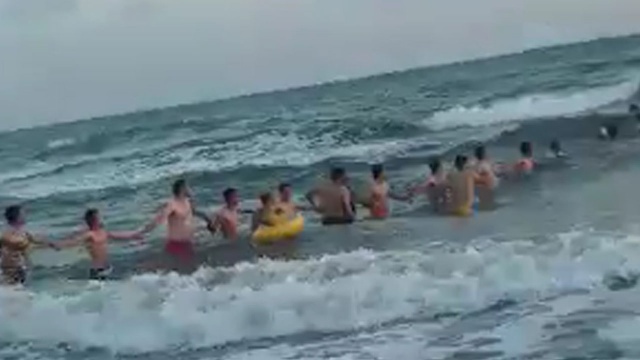 İnsan zinciri oluşturup hayat kurtardılar
