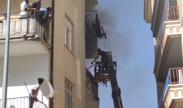 İş makinesiyle 60 kişiyi kurtardı İş makinesiyle 60 kişiyi kurtardı