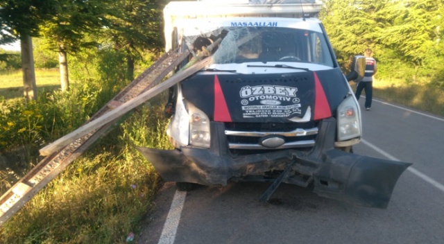Isparta’da feci kaza: Pat pattaki demirler kamyonete ok gibi saplandı Isparta’da feci kaza: Pat pattaki demirler kamyonete ok gibi saplandı