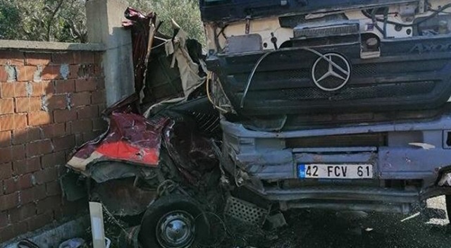 İzmir'de feci kaza: 2 ölü İzmir'de feci kaza: 2 ölü