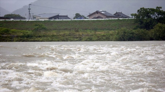 Japonya'da aşırı yağışlar 800 bin kişiyi yerinden etti Japonya'da aşırı yağışlar 800 bin kişiyi yerinden etti
