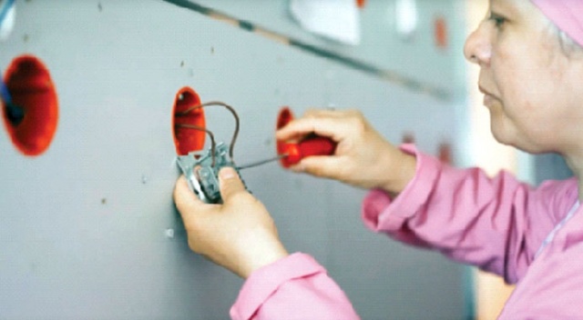 Kadın  elektrikçiler göreve başladı