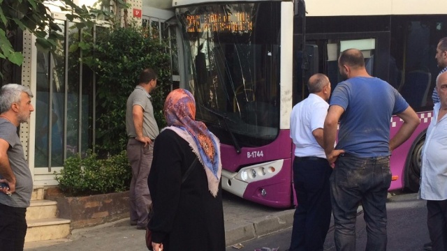 Kağıthane'de freni boşalan halk otobüsü, iş yerine girdi Kağıthane'de freni boşalan halk otobüsü, iş yerine girdi