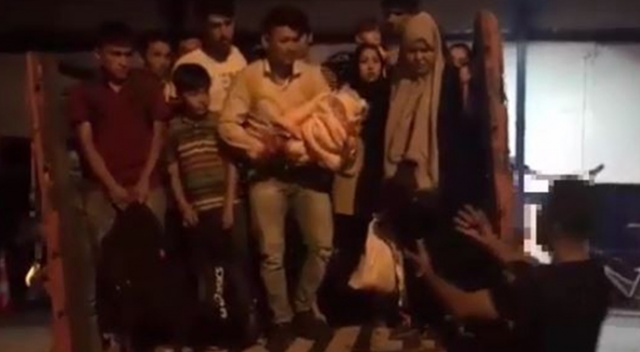 Kamyonet kasasında 52 kaçak göçmen yakalandı Kamyonet kasasında 52 kaçak göçmen yakalandı
