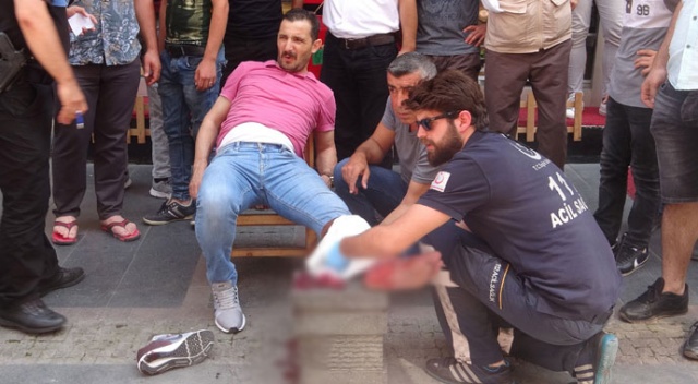 Kavga edenleri ayırmaya çalışırken silahla yaralandı