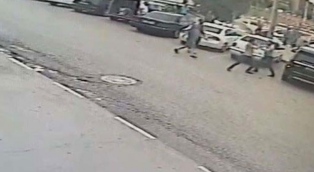 Kavgayı ayırmaya çalışan baba, cadde ortasında silahla vuruldu Kavgayı ayırmaya çalışan baba, cadde ortasında silahla vuruldu