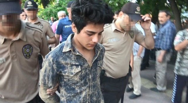 Kimliğini göstermek istemeyen genç, polislere tekme atmaya çalıştı