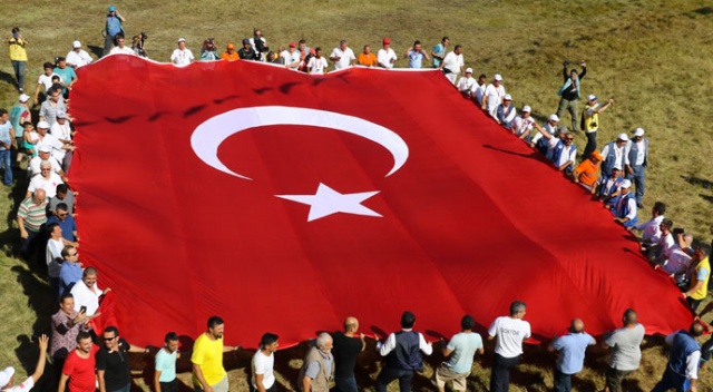 Kırkpınar’da dev Türk bayrağı açıldı Kırkpınar’da dev Türk bayrağı açıldı