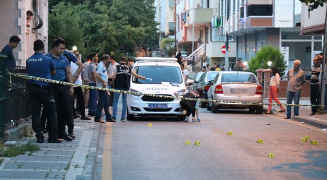 Komşular arasında silahlı kavga çıktı, sokak savaş alanına döndü