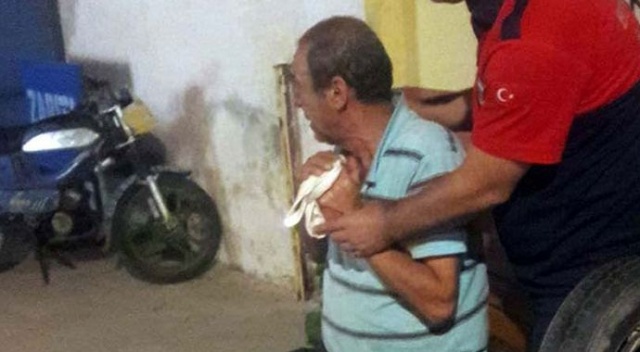 Kopan parmağını eline alıp kahvehaneye gitti