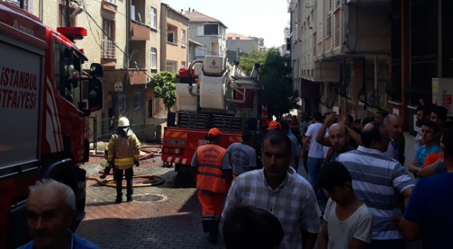 Küçükçekmece'de çatı yangını mahallede paniğe neden oldu Küçükçekmece'de çatı yangını mahallede paniğe neden oldu