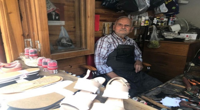 Makine kullanmadan 80 yıldır ayakkabı tamir ediyor Makine kullanmadan 80 yıldır ayakkabı tamir ediyor