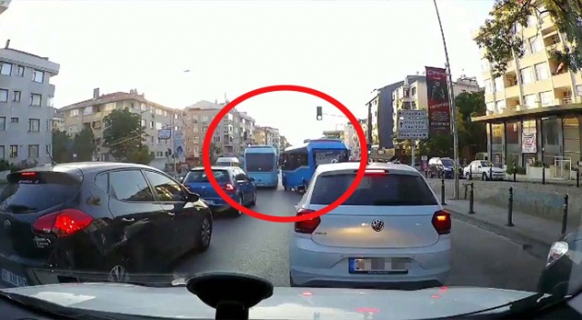 Maltepe’de minibüsçülerin yolcu kapma yarışı!