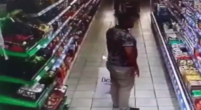 Markette ürünleri çantasına saklayarak çalmaya çalışan hırsız kamerada Markette ürünleri çantasına saklayarak çalmaya çalışan hırsız kamerada