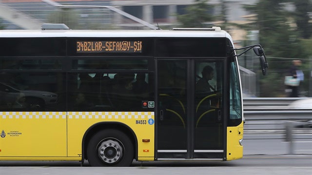 Metrobüs durağında tekmeli ve tokatlı kavga