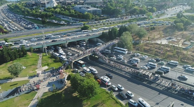Metrobüs duraklarında adım atacak yer kalmadı! Metrobüs duraklarında adım atacak yer kalmadı!