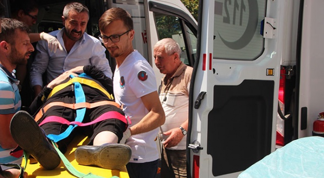 Minibüs, yayalara yol vermek için duran araçlara çarptı