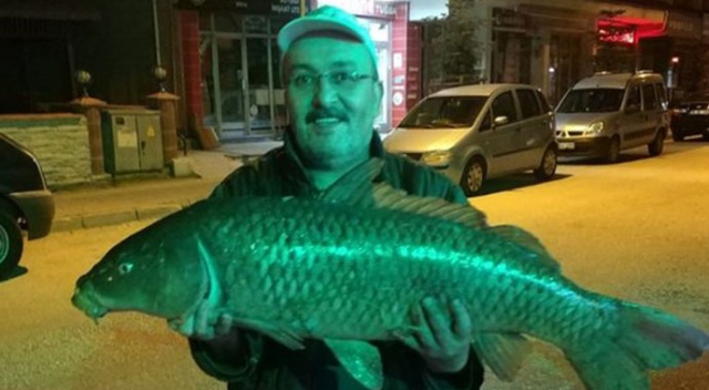 Oltayla 12 kilogramlık pullu sazan yakaladı Oltayla 12 kilogramlık pullu sazan yakaladı
