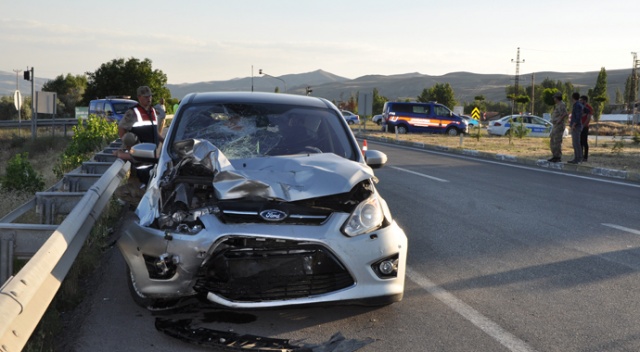 Otomobil motosiklete çarptı: 1 ölü, 4 yaralı Otomobil motosiklete çarptı: 1 ölü, 4 yaralı